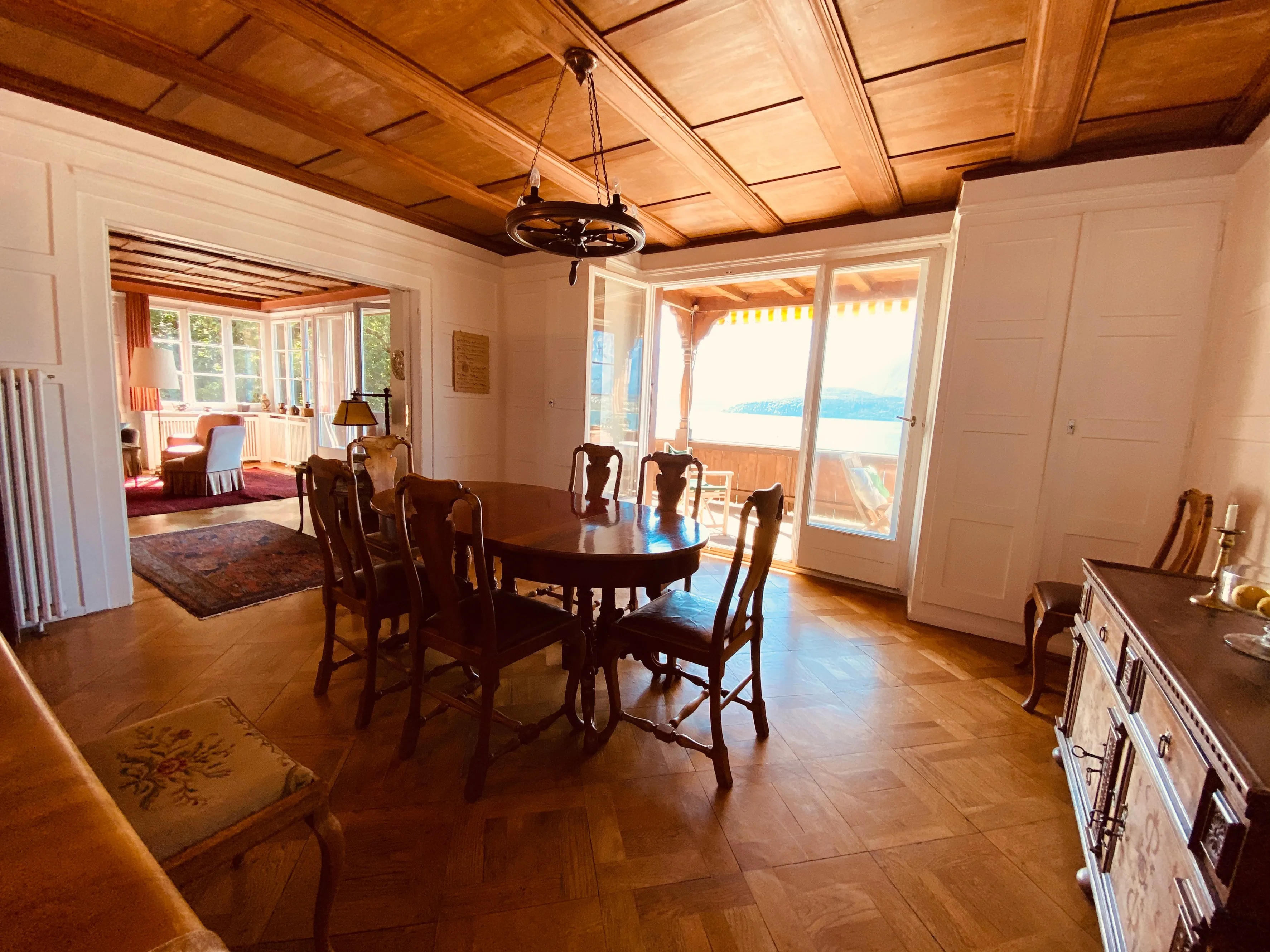 Dining room with view onto the Niesen